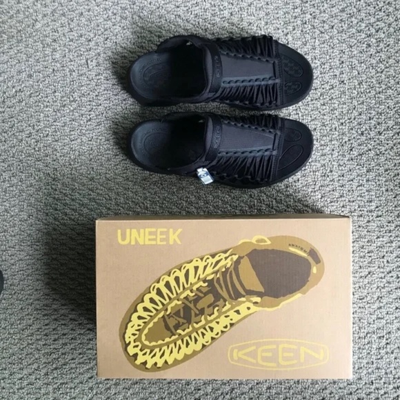 Men's / Unisex KEEN UNEEK SNK Slide On Slippers In Black/Black - Picture 12 of 16